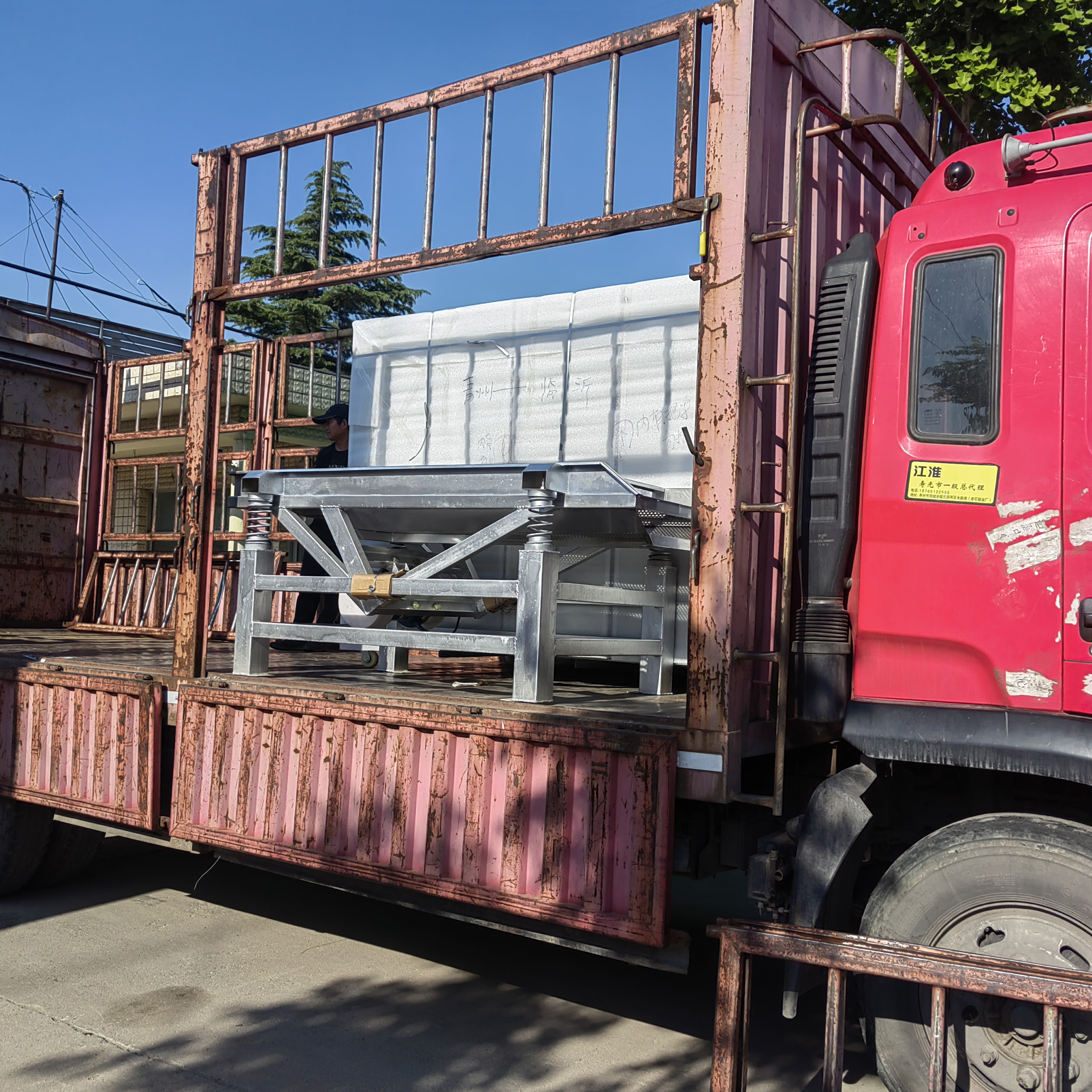 迪生機械——臨沂客戶定的500型豆芽機+小型振動篩發貨了